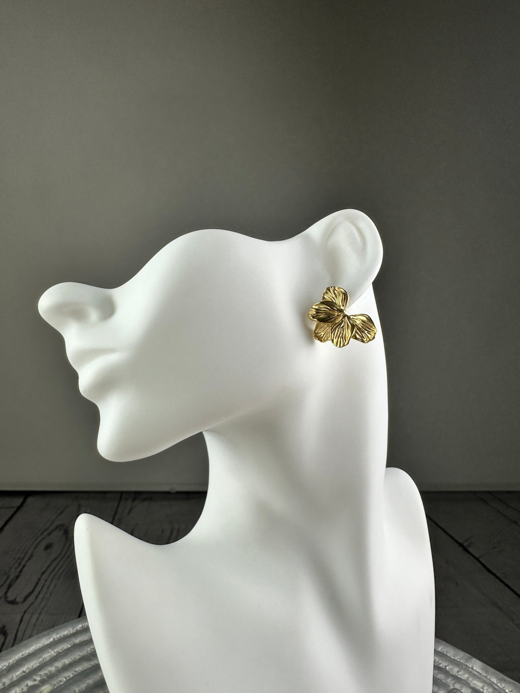 MOMI ORECCHINO HALF FLOWER