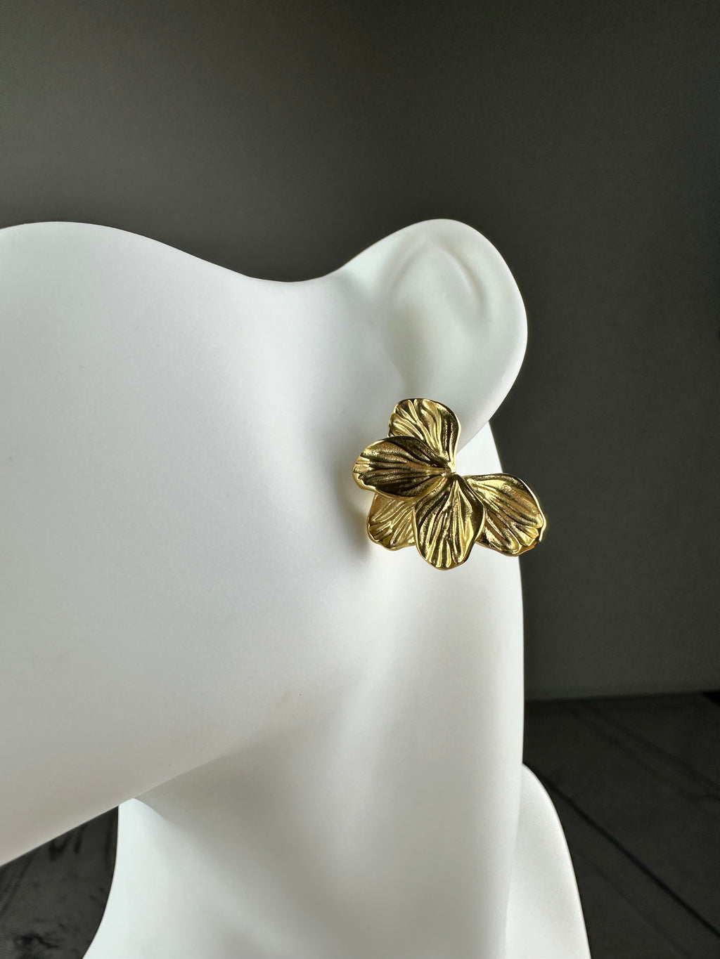 MOMI ORECCHINO HALF FLOWER