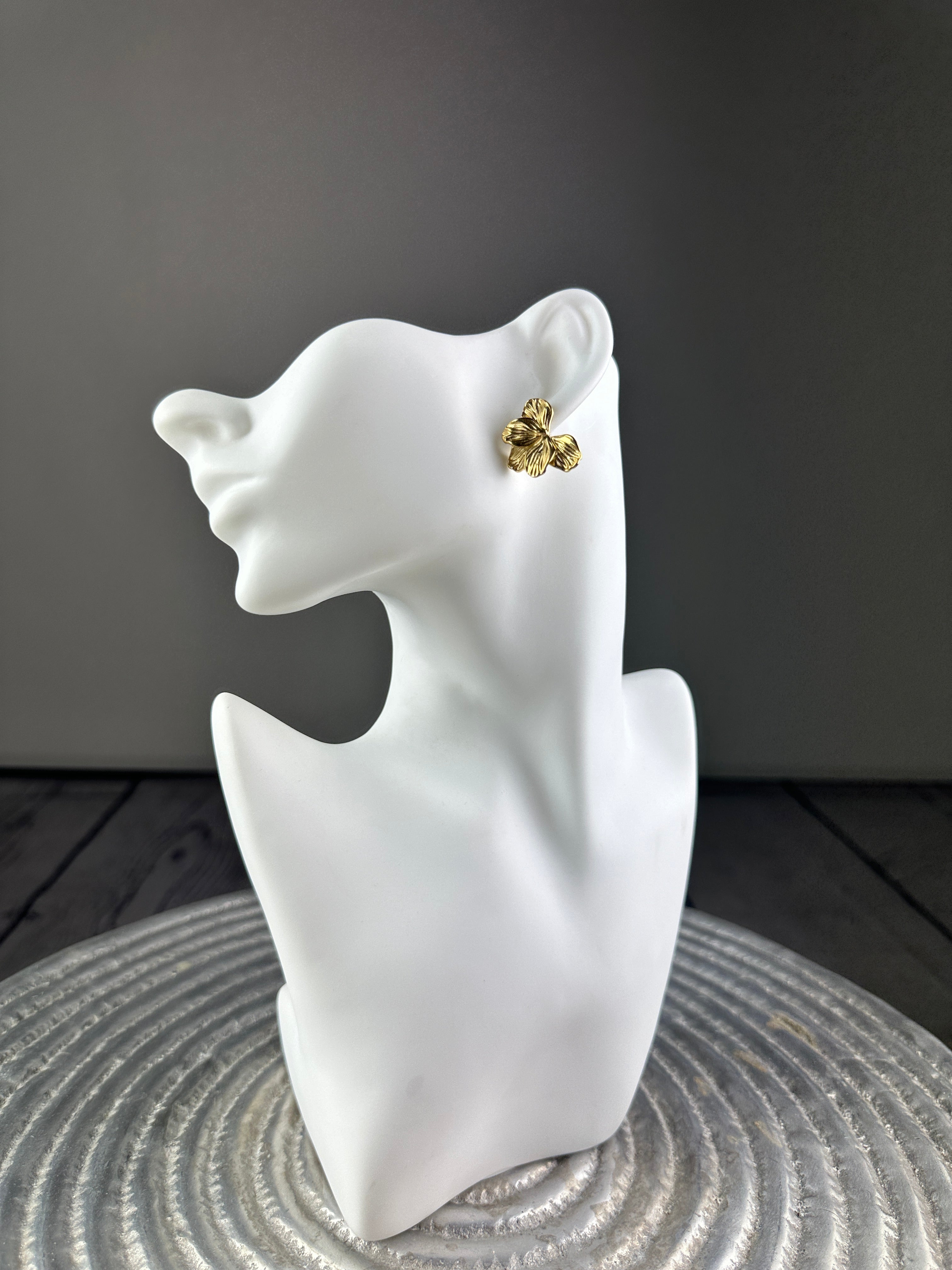 MOMI ORECCHINO HALF FLOWER